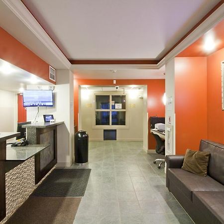 Travelodge By Wyndham Kindersley Exterior photo