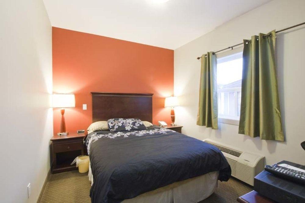 Travelodge By Wyndham Kindersley Exterior photo